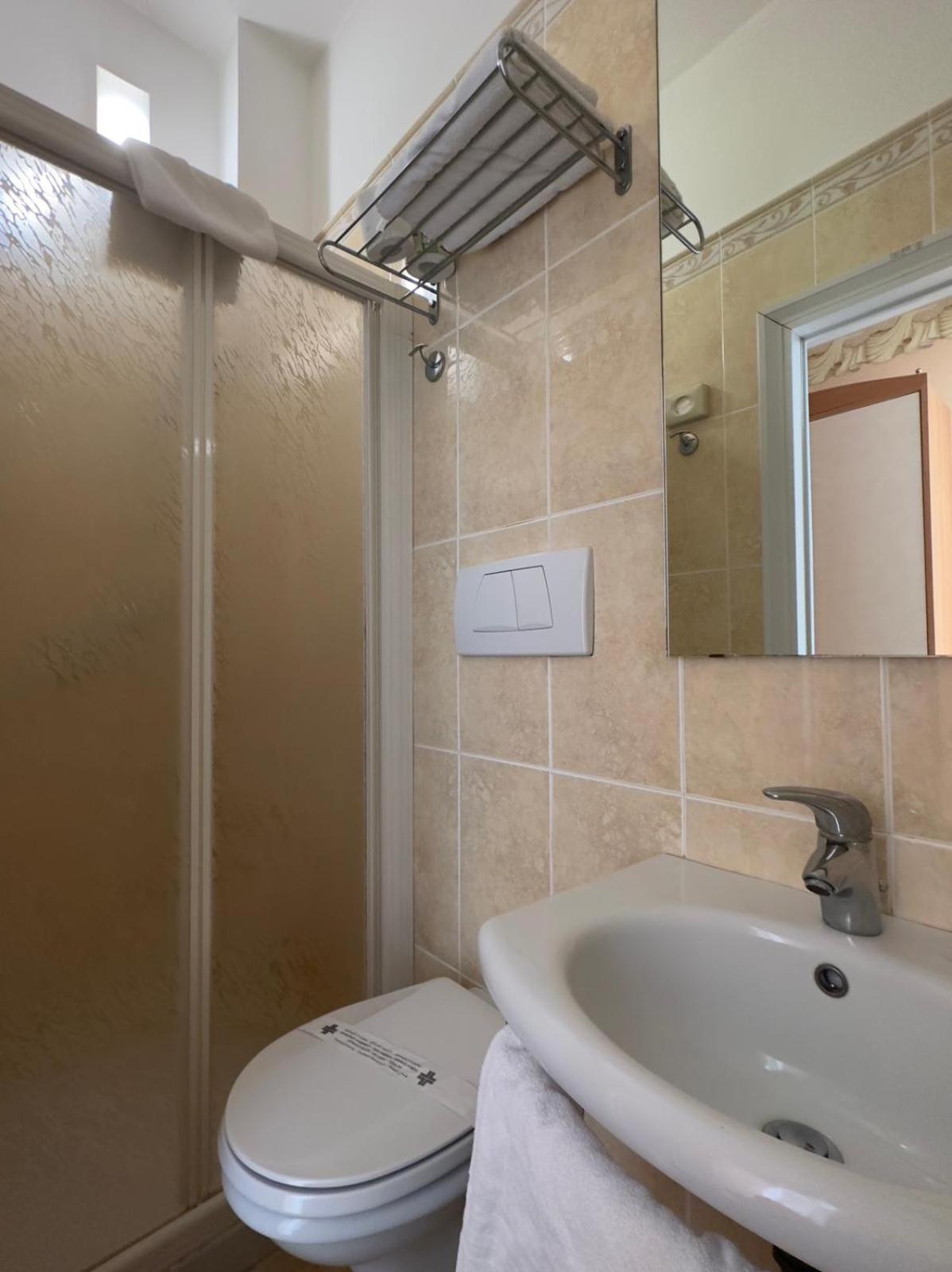 Hotel Ambra Rimini Rum bild